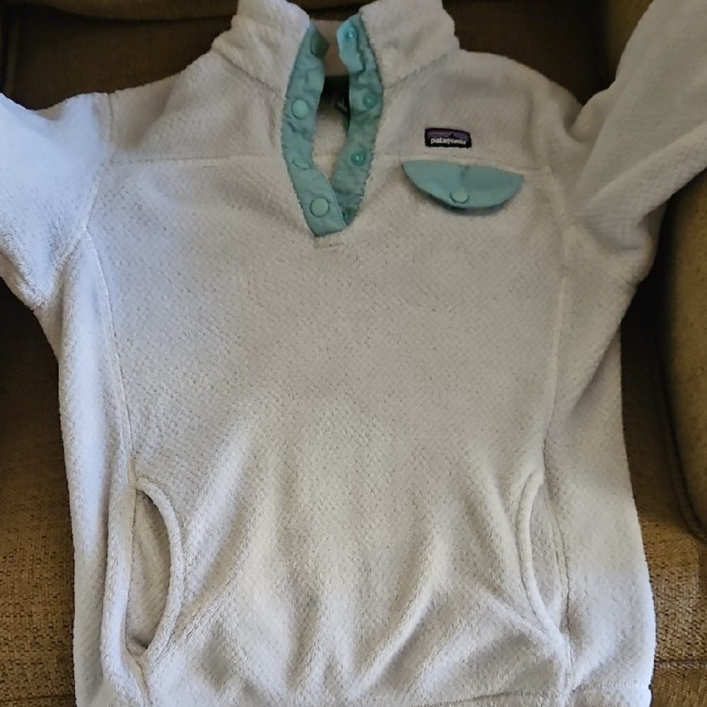 Patagonia Girls Cream and Blue Fleece Sweater